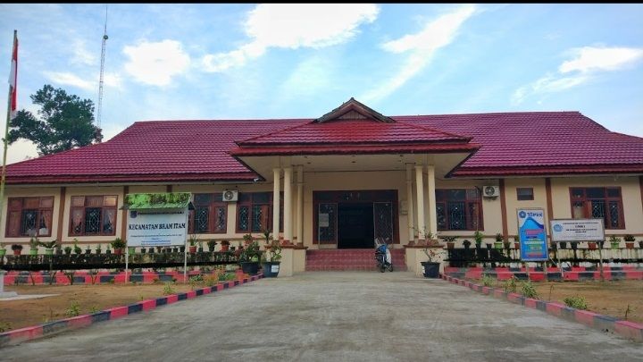 Kantor Camat Bram Itam.