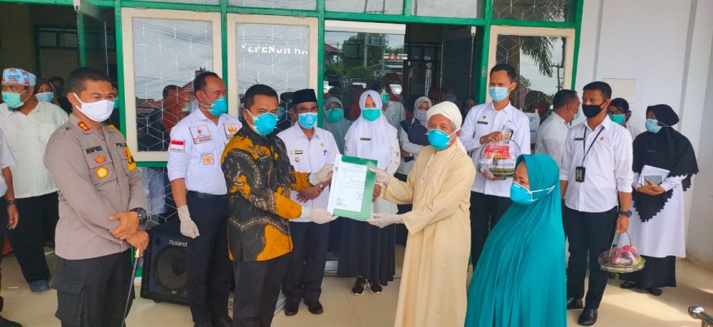 Bupati Tebo selaku ketua TGT Covid-19 Kabupaten Tebo menyerahkan surat dinyatakan sembuh dan bingkisan kepada pasutri serai serumpun yang dinyatakan sembuh dari Covid-19 dan dipulangkan secara resmi