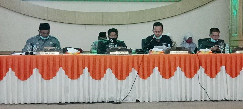 Waka DPRD Aang Purnama SE MM memimpin paripurna didampingi Ketua DPRD Tontawi Jauhari SE dan Waka Syahrial Gunawan