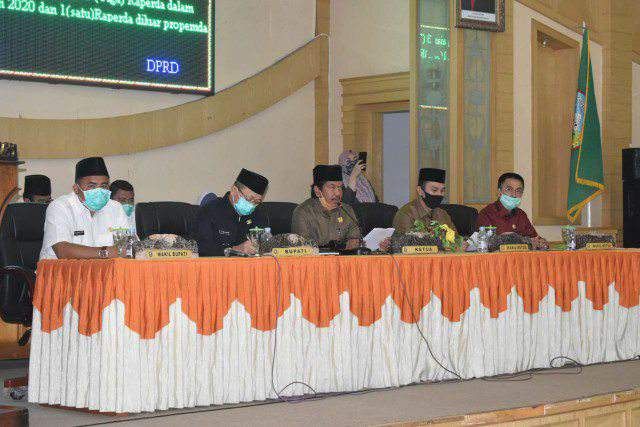 Ketua DPRD, Tontawi Jauhari SE didampingi Wakil Ketua DPRD Sarolangun Aang Purnama SE MM, Syahrial Gunawan memimpin rapat paripurna tahap I tingkat I dengan agenda, penyampaian empat Ranperda
