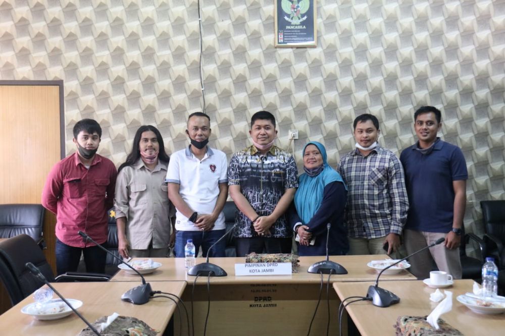 Foto bersama Pengurus PWI Pokja Kota Jambi bersama Ketua DPRD Kota Jambi Putra Absor Hasibuan