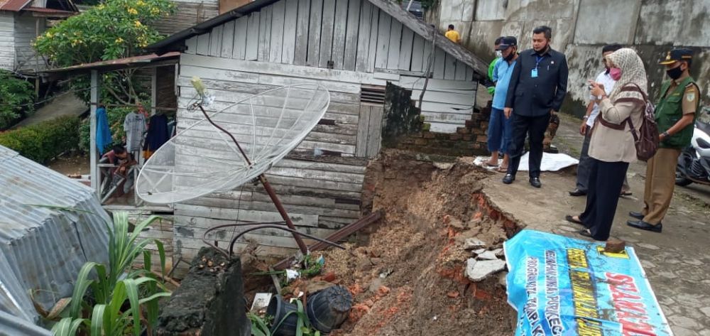 Rumah warga yang tertimbun tanah longsor