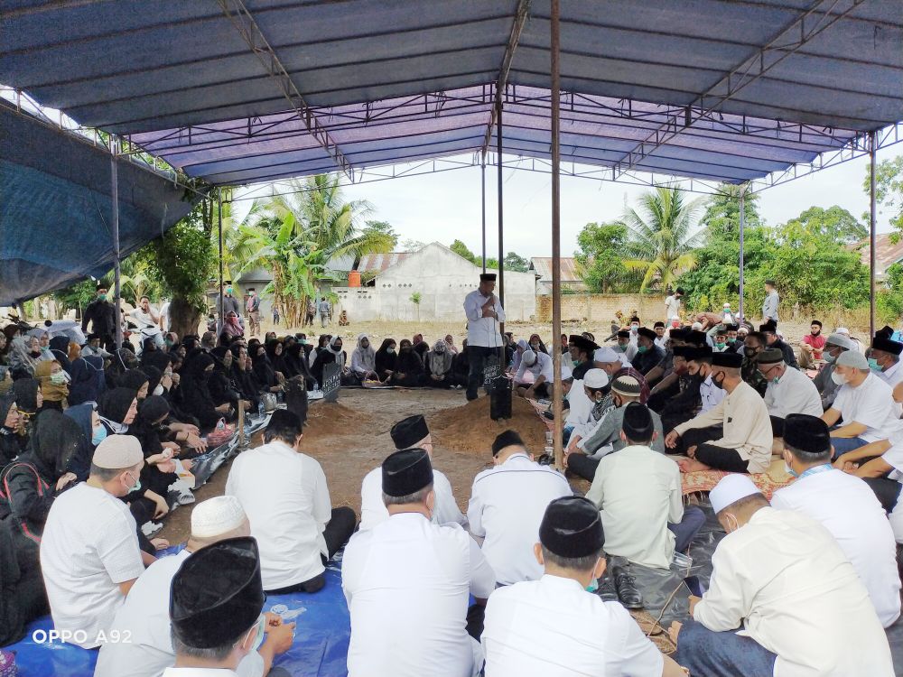 H Cek Endra di pemakaman ibunda tercinta