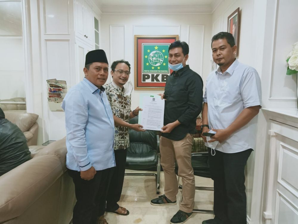 Didampingi Sopian Fadhil menerima rekomendasi dukungan PKB