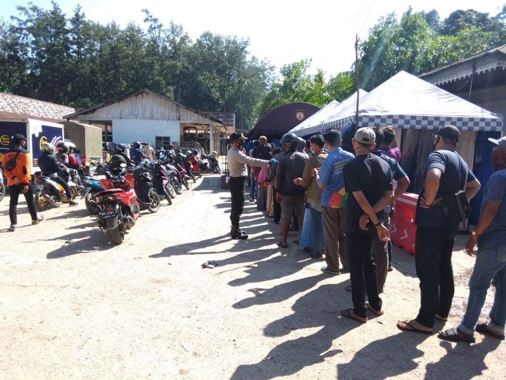 Petugas melakukan pemeriksaan terhadap warga  antisipasi penyebaran Covid 19