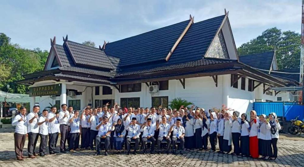 Kepala Bappeda, H Lukman MPd bersama Sekdin, Kabid dan staf (dok) 