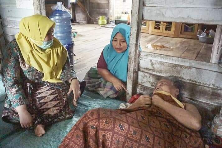 Bupati menjenguk warga yang sedang sakit