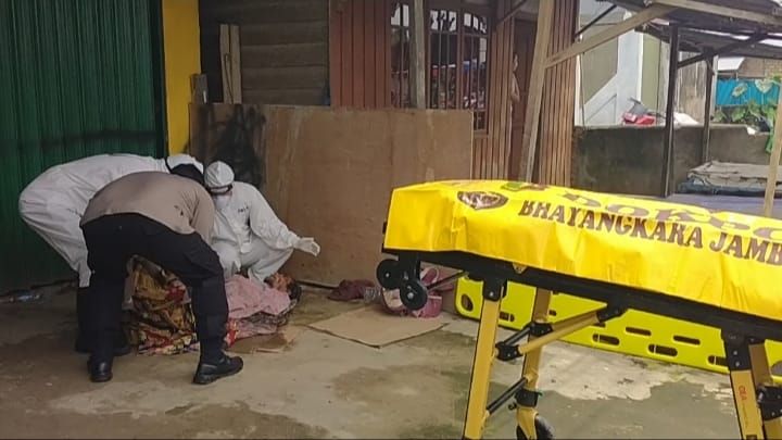 TGT Covid19 Tanjabbar mengevakuasi mayat pria tanpa identitas