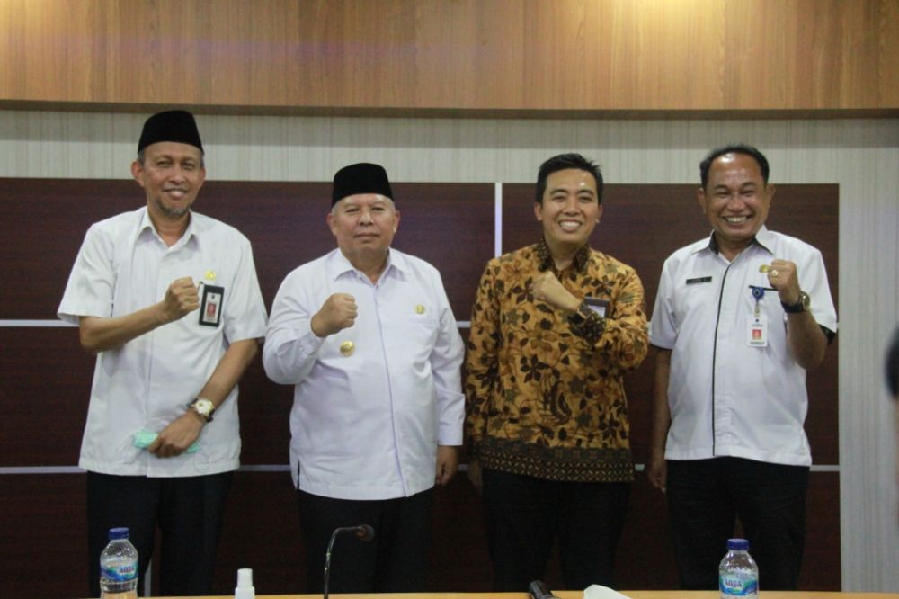 Ketua Ombudsman Jambi foto bersama Bupati dan pejabat pemkab Tanjabbar