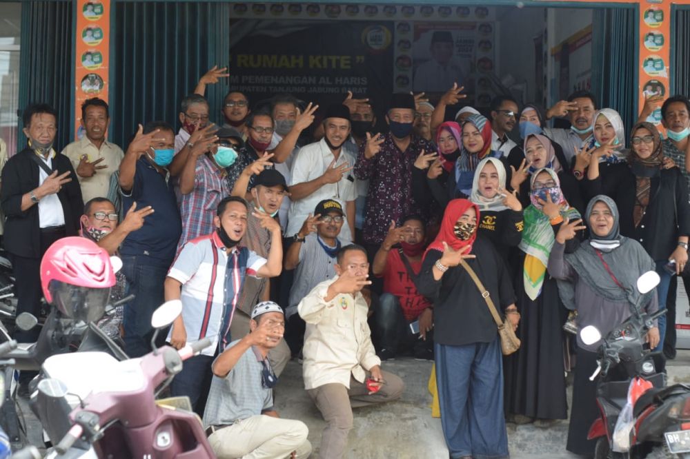 Abdullah Sani bersama warga Tanjab barat. 