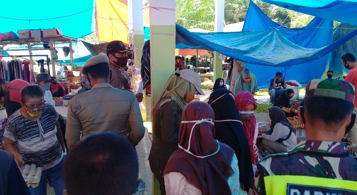 Petugas melakukan razia masker
