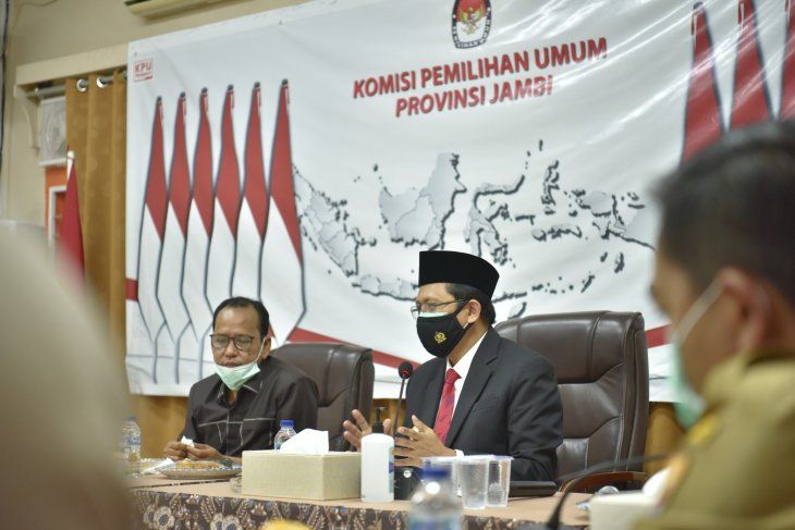 Pejabat sementara (PJs) Gubernur Jambi, Restuardy Daud bersama Ketua KPU Provinsi Jambi, Senin (5/10)