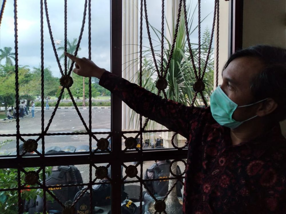 Ketua DPRD Provinsi Jambi Edi Purwanto saat menunjukkan bekas tembakan di kendala kantor DPRD Provinsi Jambi 