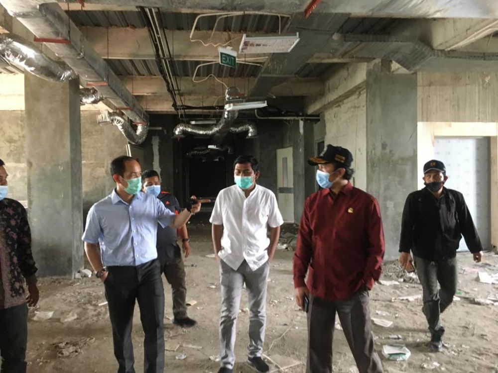 Pimpinan DPRD Provinsi Jambi Saat Meninjau tempat penambahan tempat isolasi Covid-19 