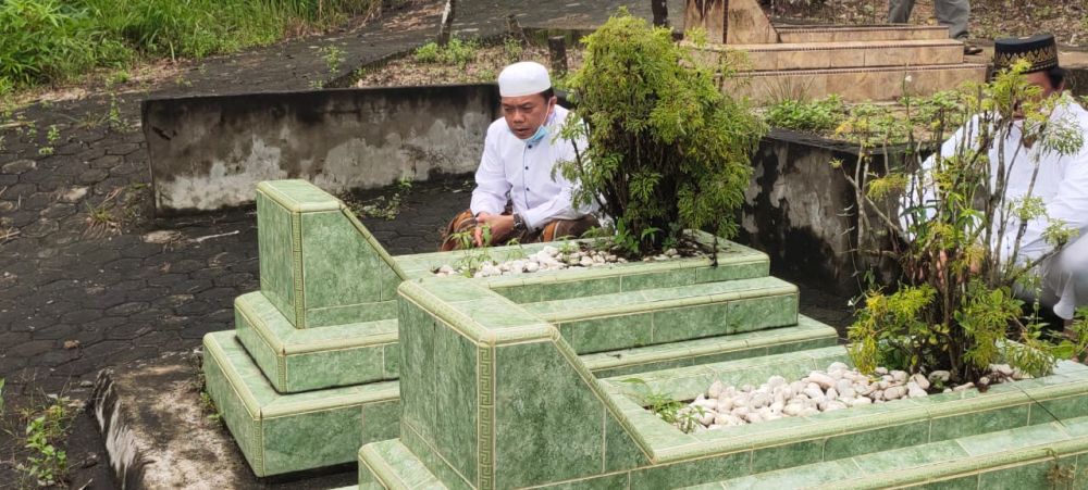 Al Haris di Makan mantan Gubernur Jambi  Abdurahman Sayoeti