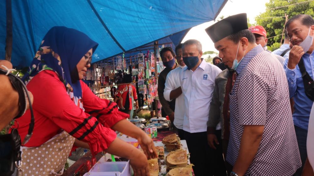 Haris menyapa pedagang martabak