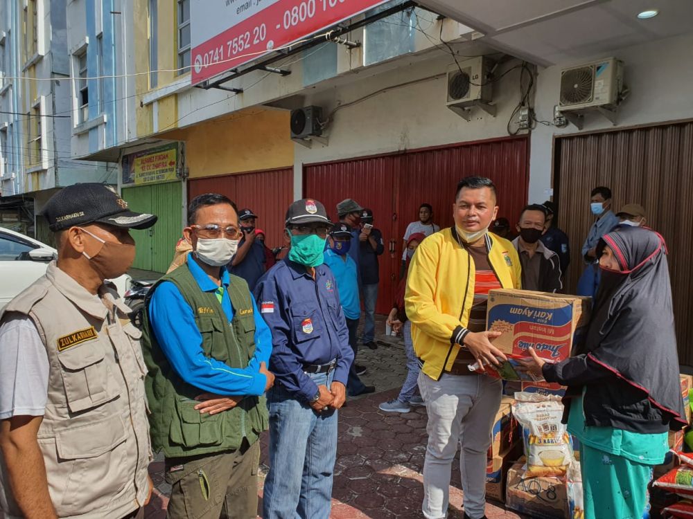 Anggota DPRD Kota Jambi Kemas Faried Alfarelly serahkan bantuan Korban Kebakaran Di Legok.