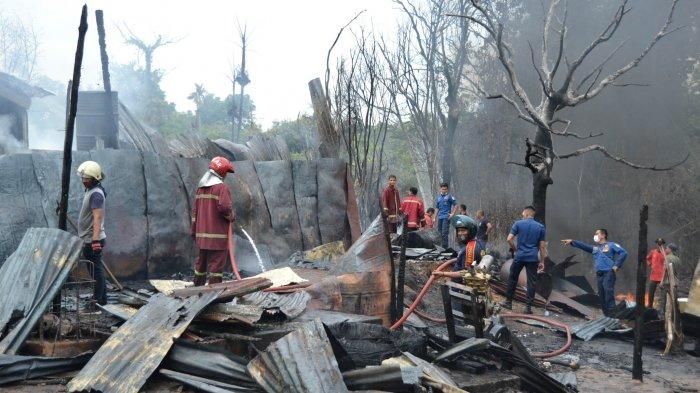 Sebuah gudang diduga tempat penyimpanan minyak di Kenali Asam Bawah, Kota Jambi, ludes terbakar, Senin (26/10/2020).