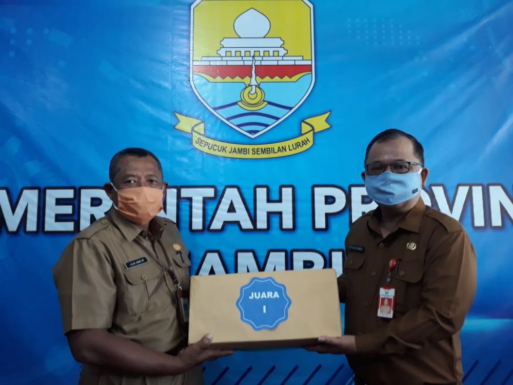 Kepala Bagian Umum Sekretariat DPRD Provinsi Jambi, Lilik Hadi Menerima Penghargaan Website terbaik oleh Kepala Diskominfo Provinsi Jambi.