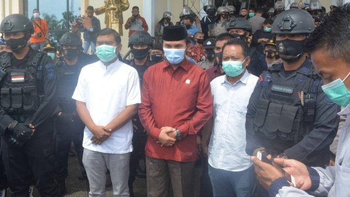 Pimpinan DPRD dan anggota saat menemui massa, Jumat (9/10).