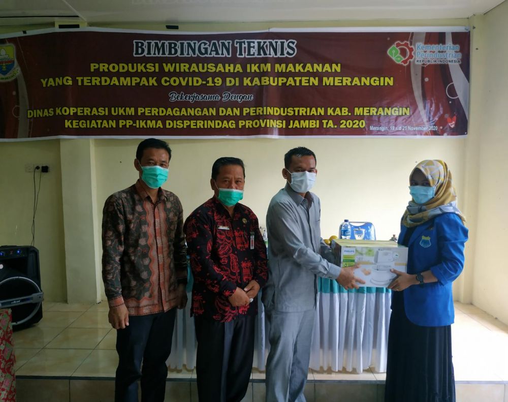 Anggota Komisi II DPRD Privinsi Jambi, Juwanda didampingi Kasi Sarana Promosi dan Publikasi Ahmad Darmadi  dan Kadis  Kabupaten Marangin Muhammad Ladani menyerahkan bantuan ke peserta.