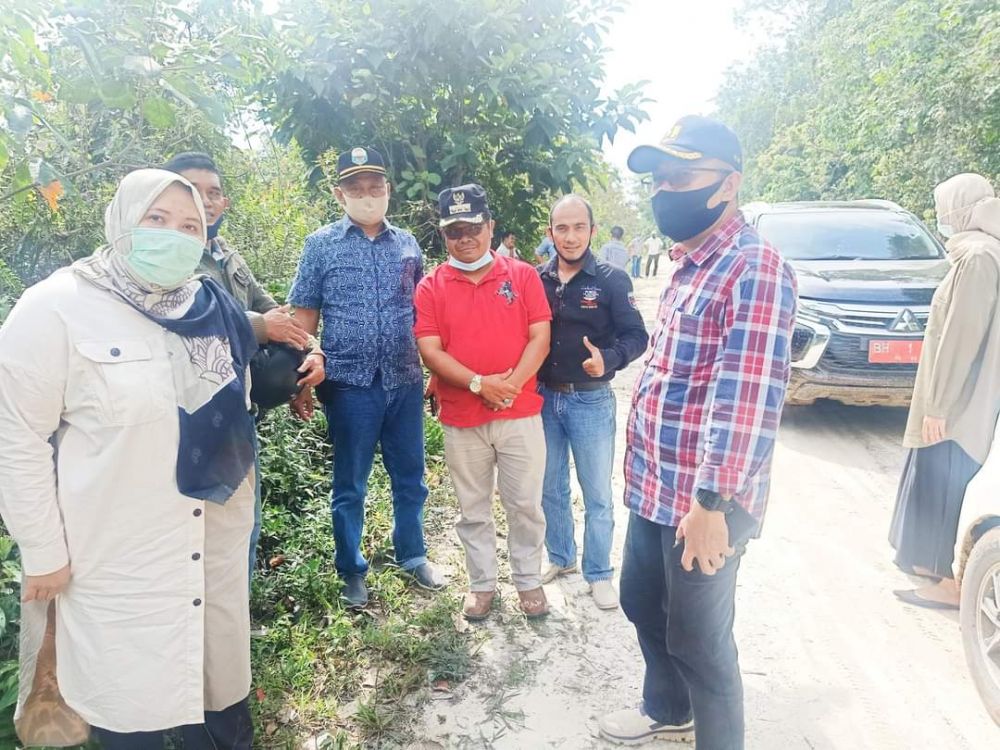 Bupati didampIngi Kadis PUPR meninjau langsung kondisi jalan Akses Ds. Plengki dan ke Sei.Landai.