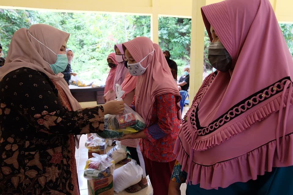 Bupati menyerakan bantuan secara simbolis