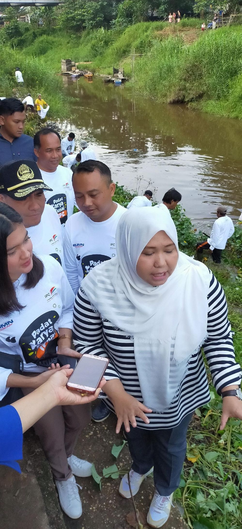 Bupati Masnah saat dalam sebuah acara pembersihan Salah satu sungai di Wilayah Kabupaten Muaro Jambi
