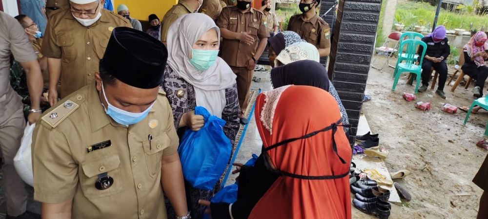 Bupati menyerahkan sembako