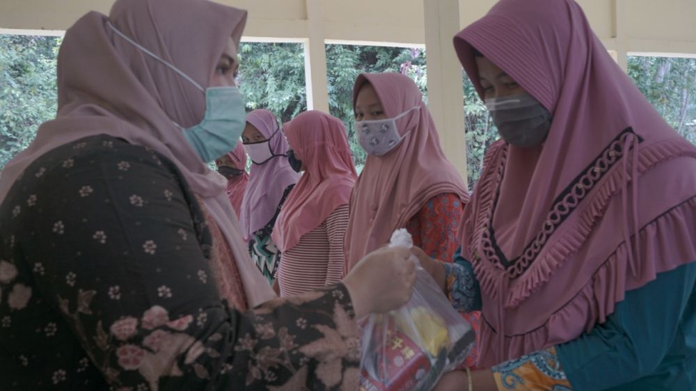 Bupati menyerahkan bantuan