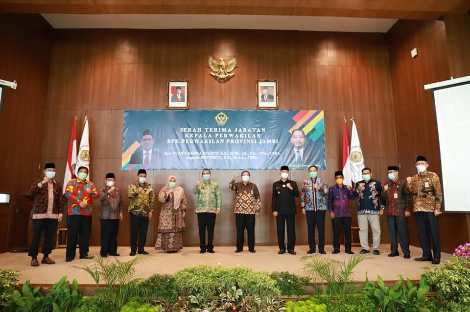 Bupati Masnah Foto bersama kepala daerah lain dan kepala BPK RI Perwakilan Jambi