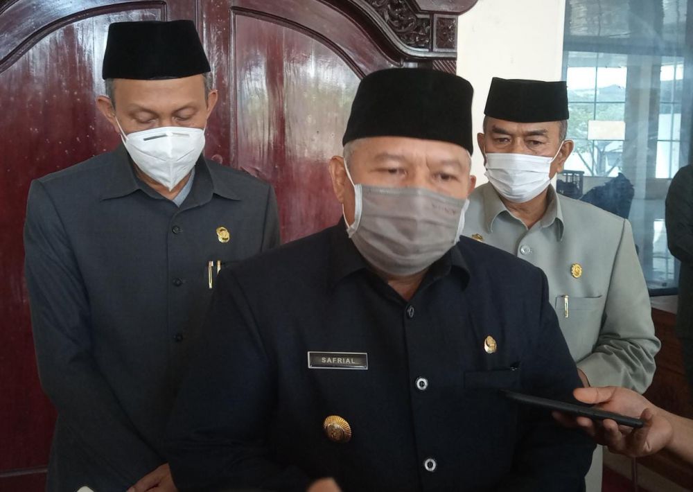Bupati Safrial