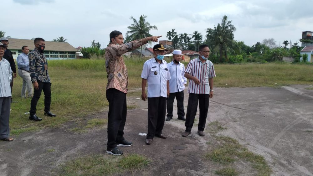 Ketua DPRD Provinsi Jambi Edi Purwanto saat meninjau lokasi akan di bangun sekolah 