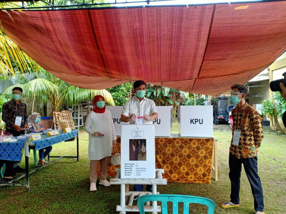 Ketua DPRD Provinsi Jambi Edi Purwanto bersama Istri nyoblos di TPS 13 Kenali Besar