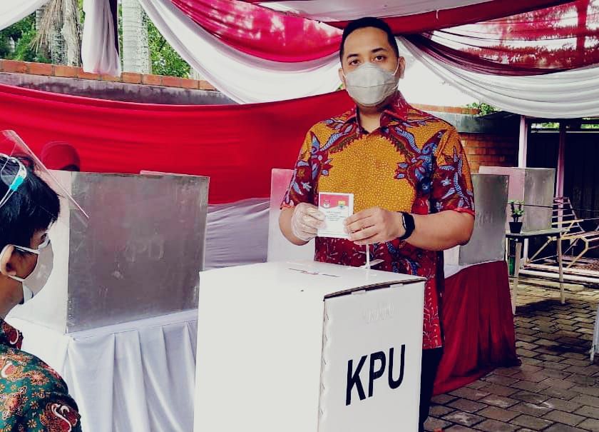 Wakil Ketua Pinto Jayanegara menyoblos di TPS 08 Telanaipura