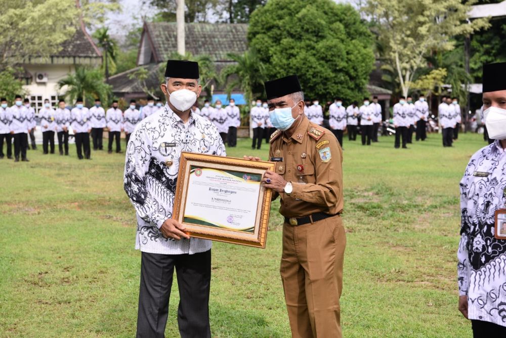 Fasha menerima penghargaan