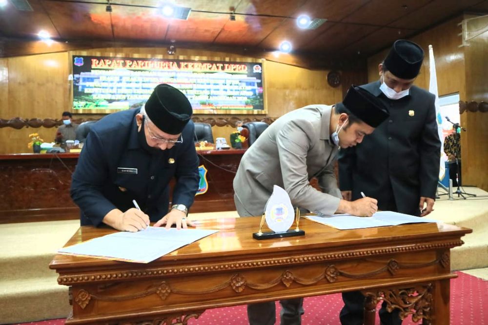 Safrial menandatangani. Raperda 2021
