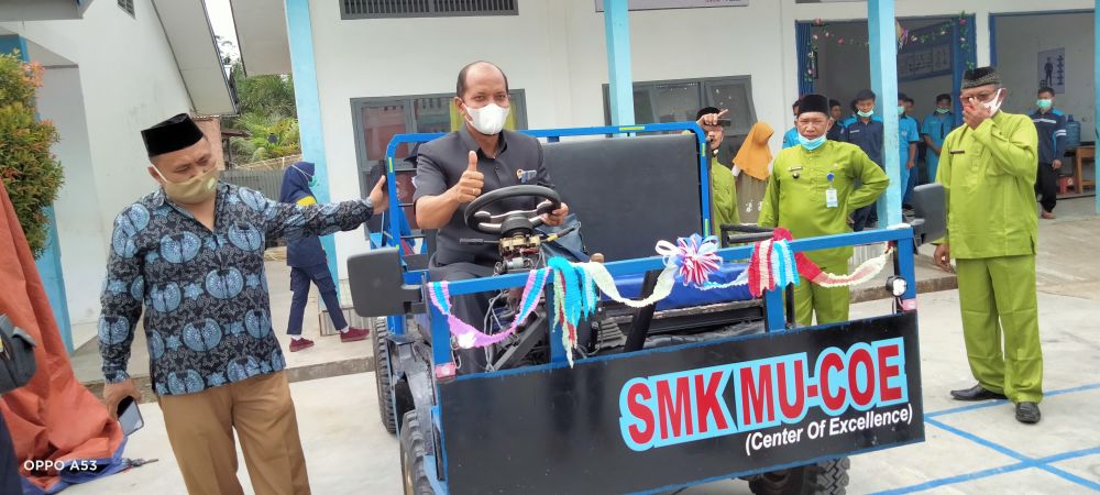 Anggota dewan Robinson sirait menaiki mobil buatan anak SMK Muhammadiyah Bahar