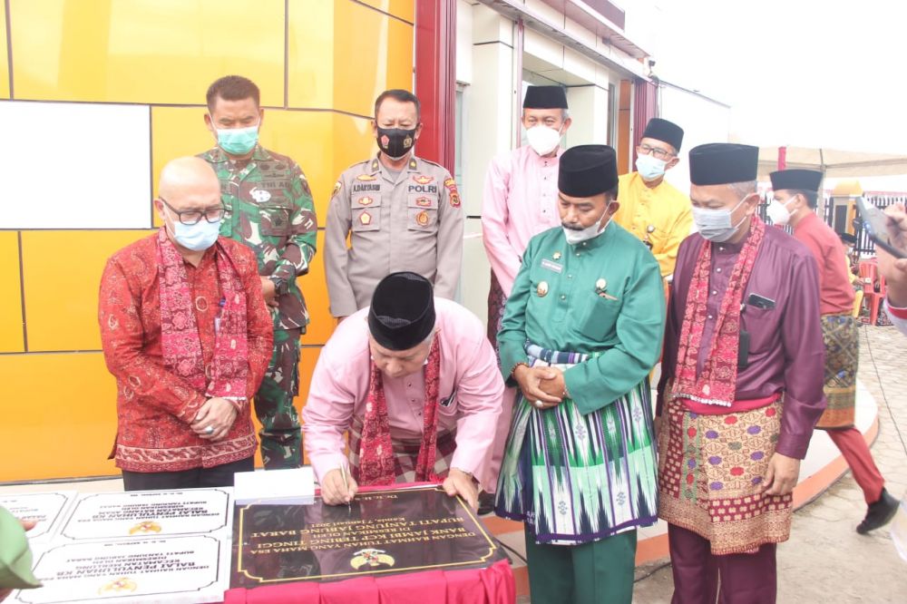 Safrial menandatangani prasasti