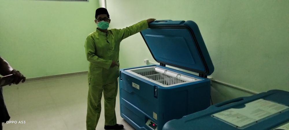 Kabid P2M Afif memperlihatkan tempat untuk penyimpanan vaksin.