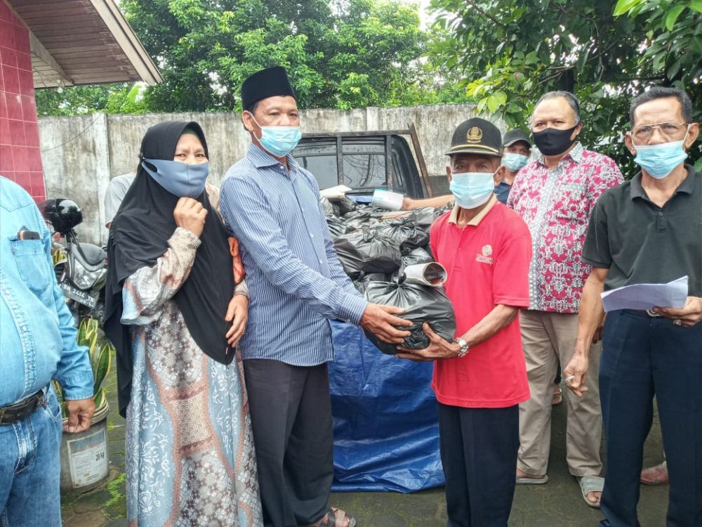 H. Samiun Siregar (Paku Sireger) memberikan bantuan paket sembako kepada masyarakat Kota Jambi, tepatnya di Kelurahan Kenali Besar, Kecamatan Alam Barajo, Rabu (13/1).