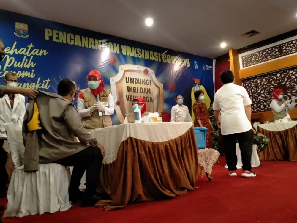 Suasana Vaksinasi di Rumah Dinas Gubernur Jambi 