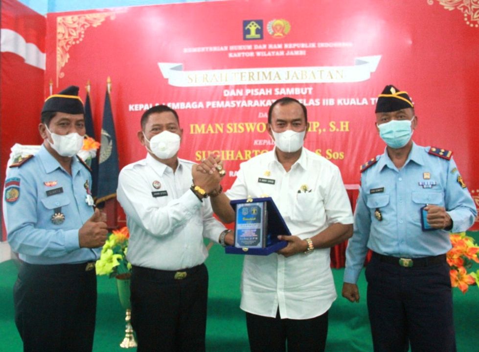 Foto bersama dan penyerahan Cideramata