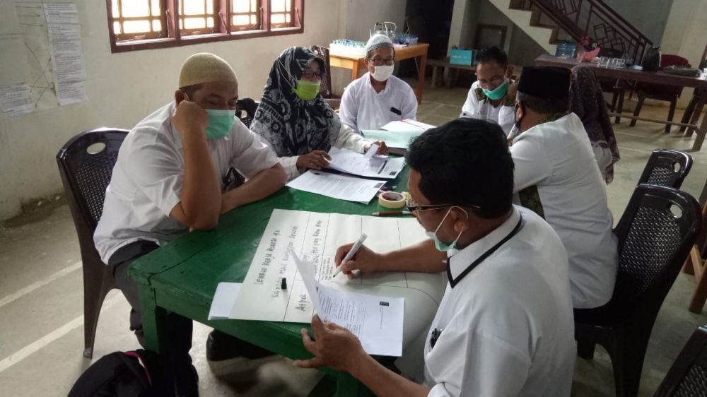 Pelatihan diseminasi Manajemen Berbasis Sekolah (MBS) di gedung serba guna Desa Karang Dadi Rimbo Ilir Tebo.