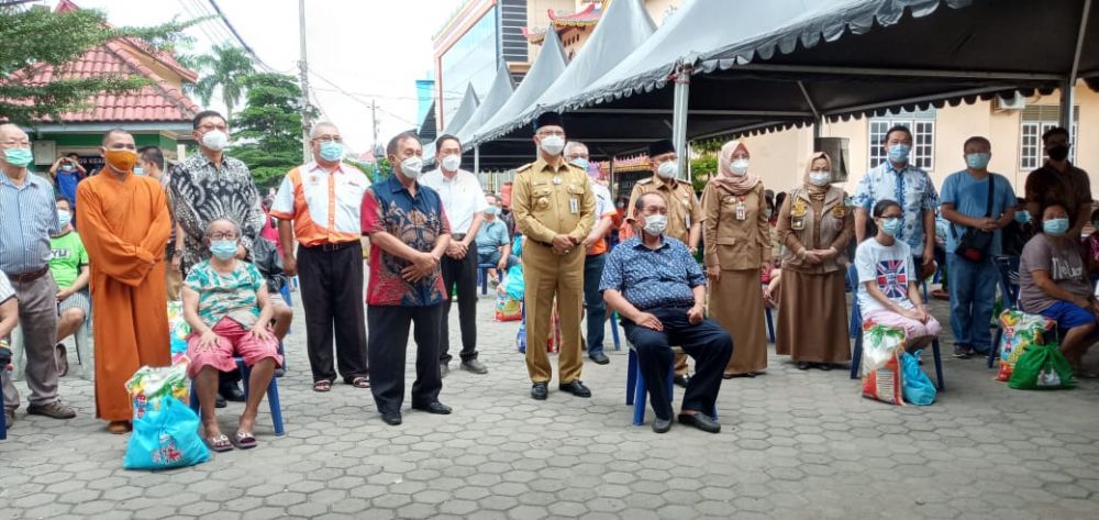 Foto bersama warga tionghua yang menerima bantuan