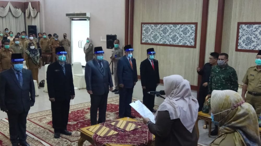 Bupati Masnah ketika melantik pejabat eselon II belum lama ini.