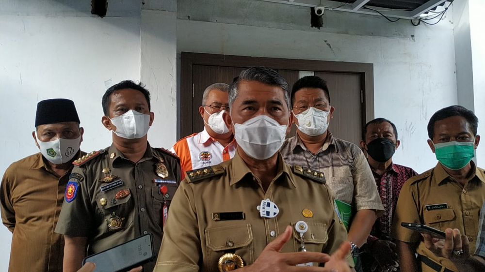 Walikota memberikan keterangan pada wartawan