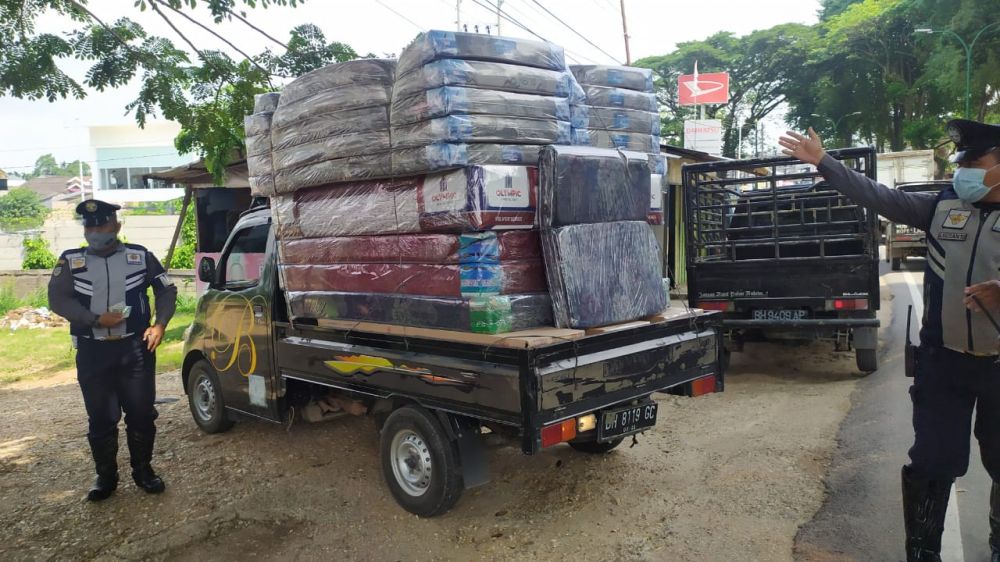 Satgas melakukan razia masker memberhentikan kendaraan warga