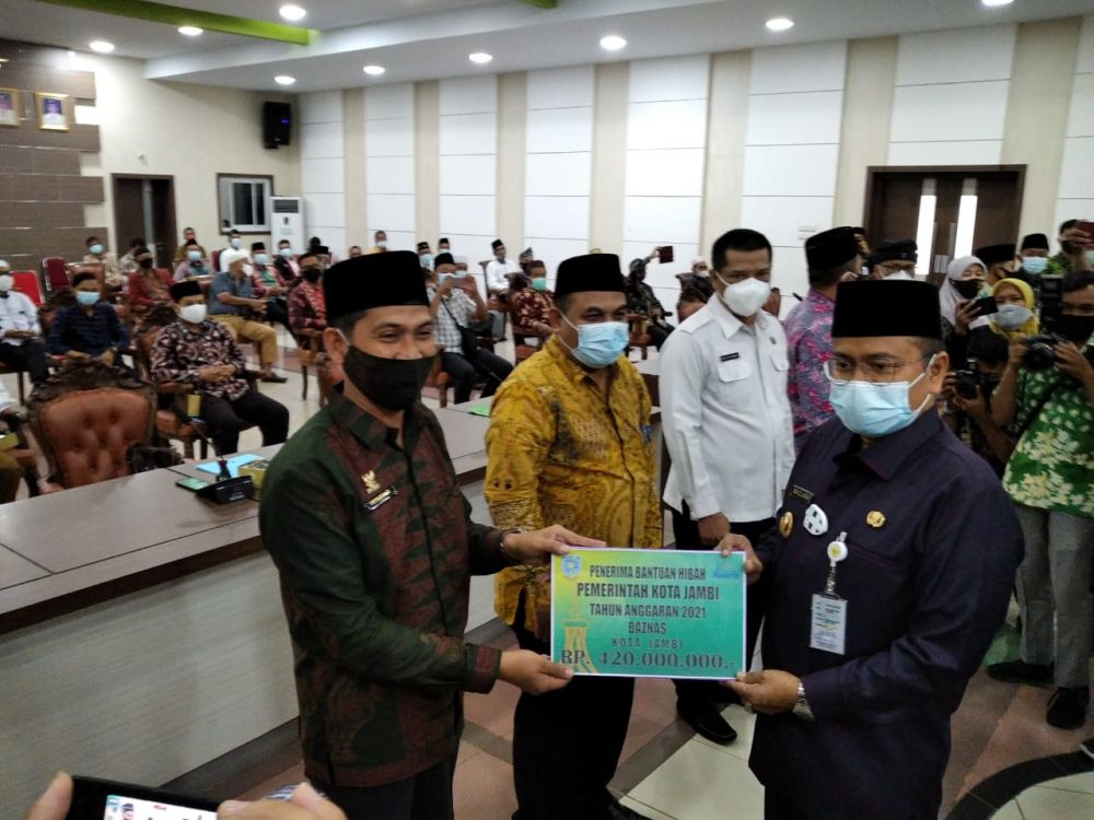 Wakil Walikota menyerahkan dana hiba secara simbolis