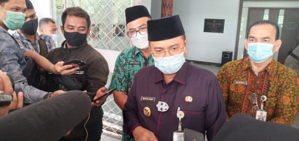 Maulana memberikan keterangan pada wartawan